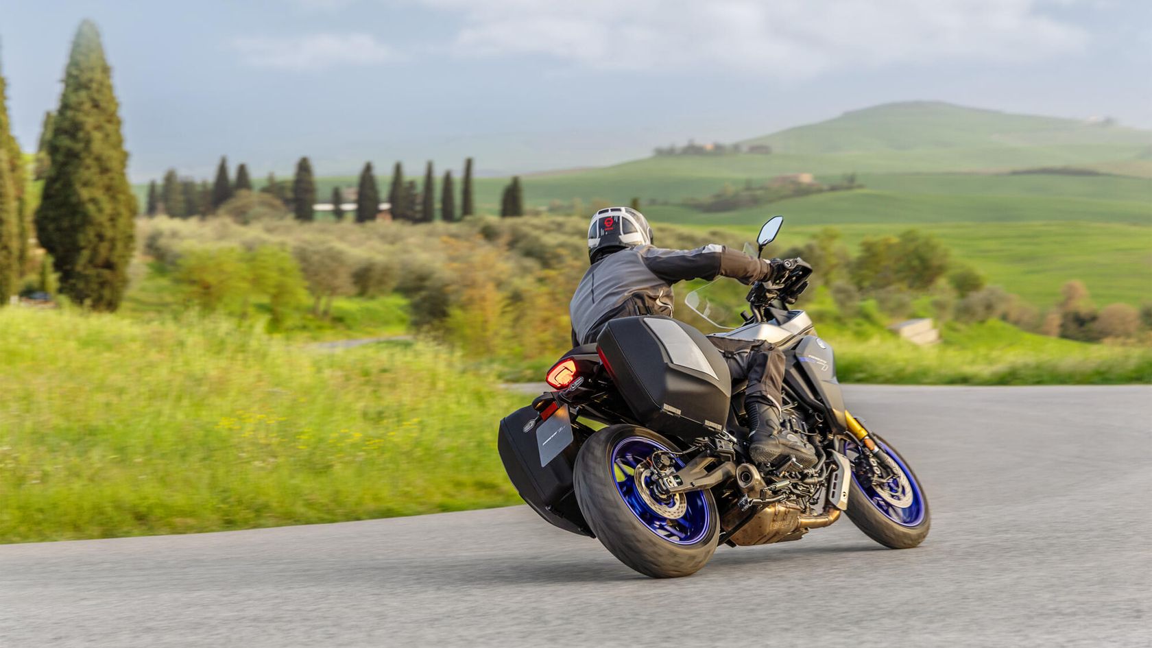 Yamaha Tracer 7 GT 2025 sur l'angle