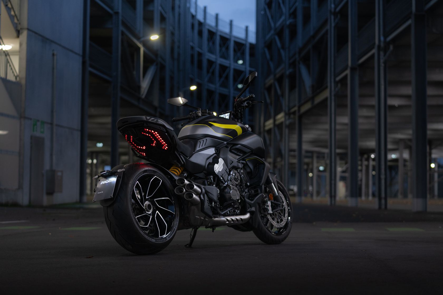 Ducati Diavel V4 2025 vue arrière droit