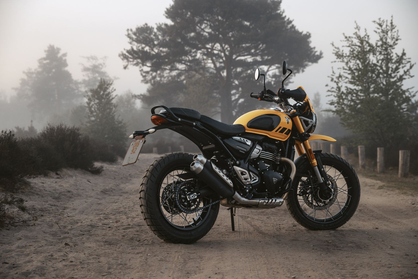 Triumph Scrambler 400 XC 2025 vue arrière droit