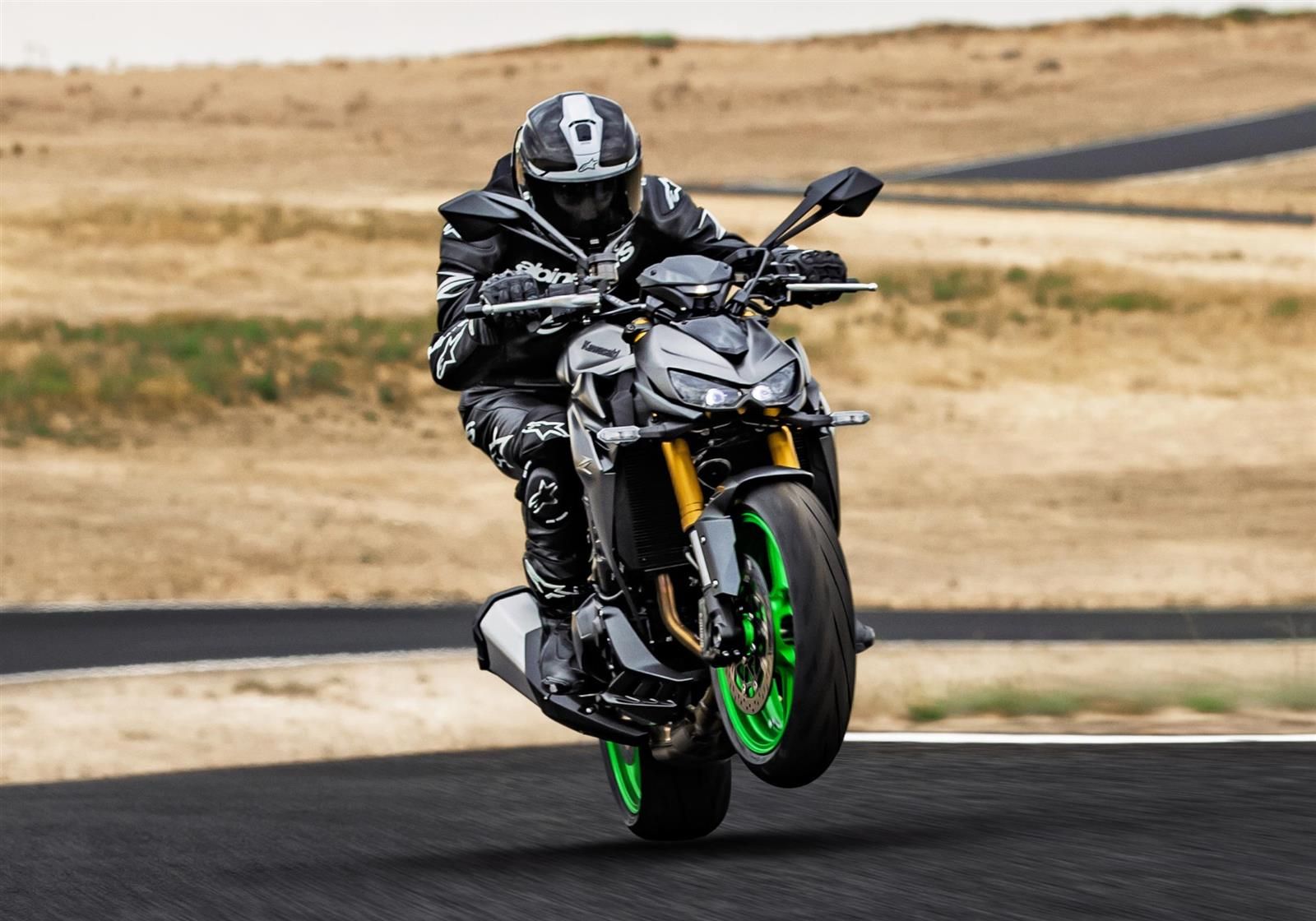 Kawasaki Z1100SE 2026 en wheeling