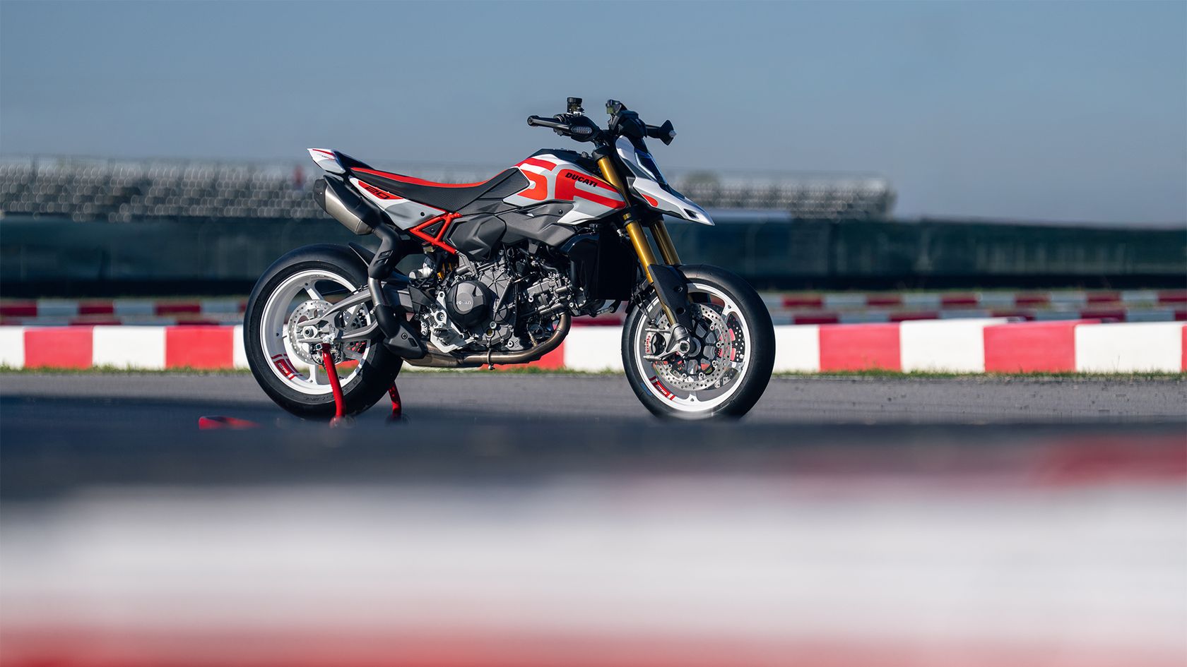 Ducati Hypermotard V2 2026 en statique Ducati Hypermotard V2 2026 en statique