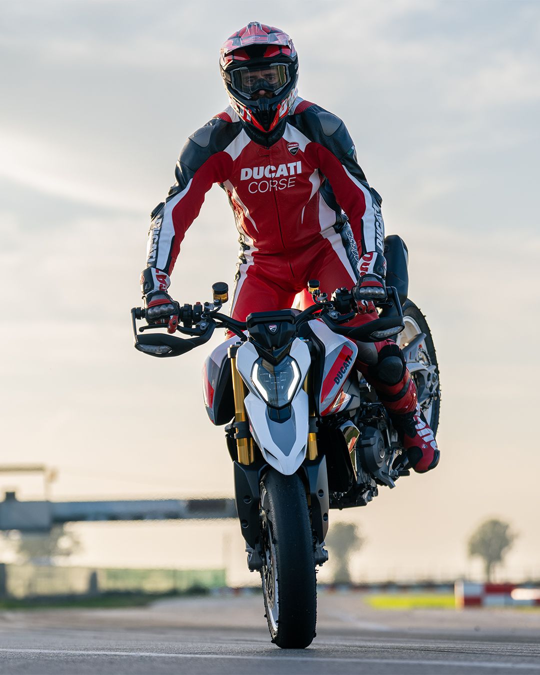 Ducati Hypermotard V2 2026 en stoppie