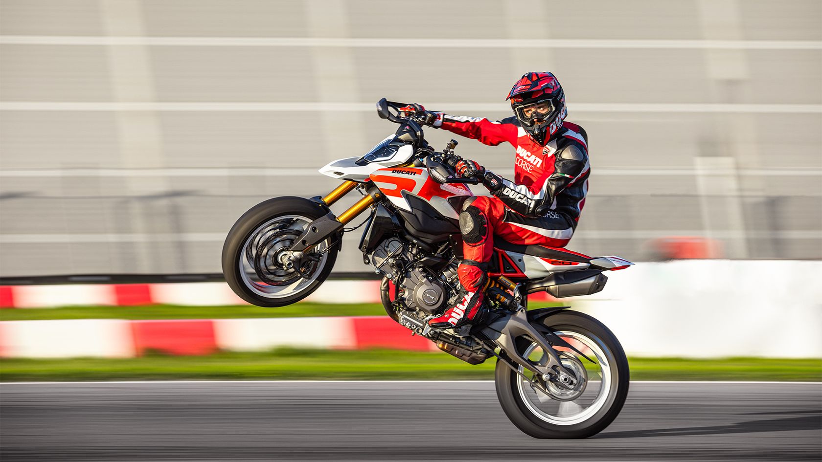 Ducati Hypermotard V2 2026 en wheeling Ducati Hypermotard V2 2026 en wheeling