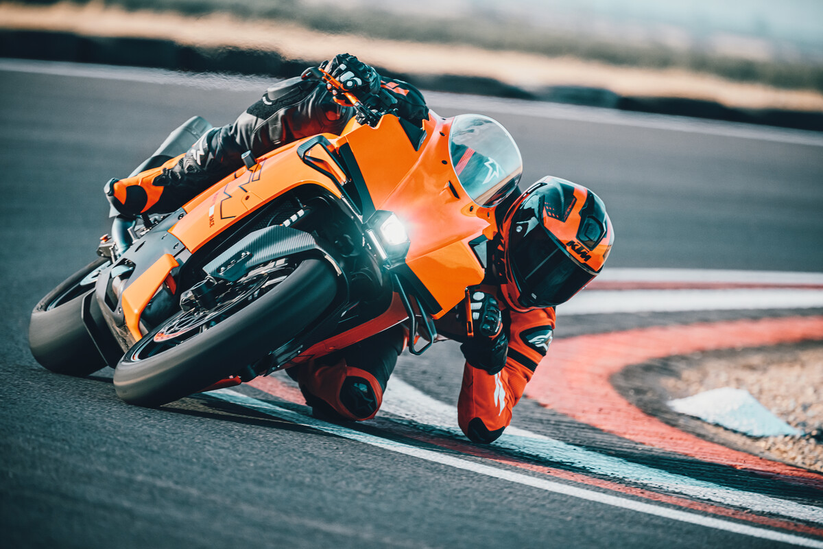 KTM 990 RC R 2026 en action