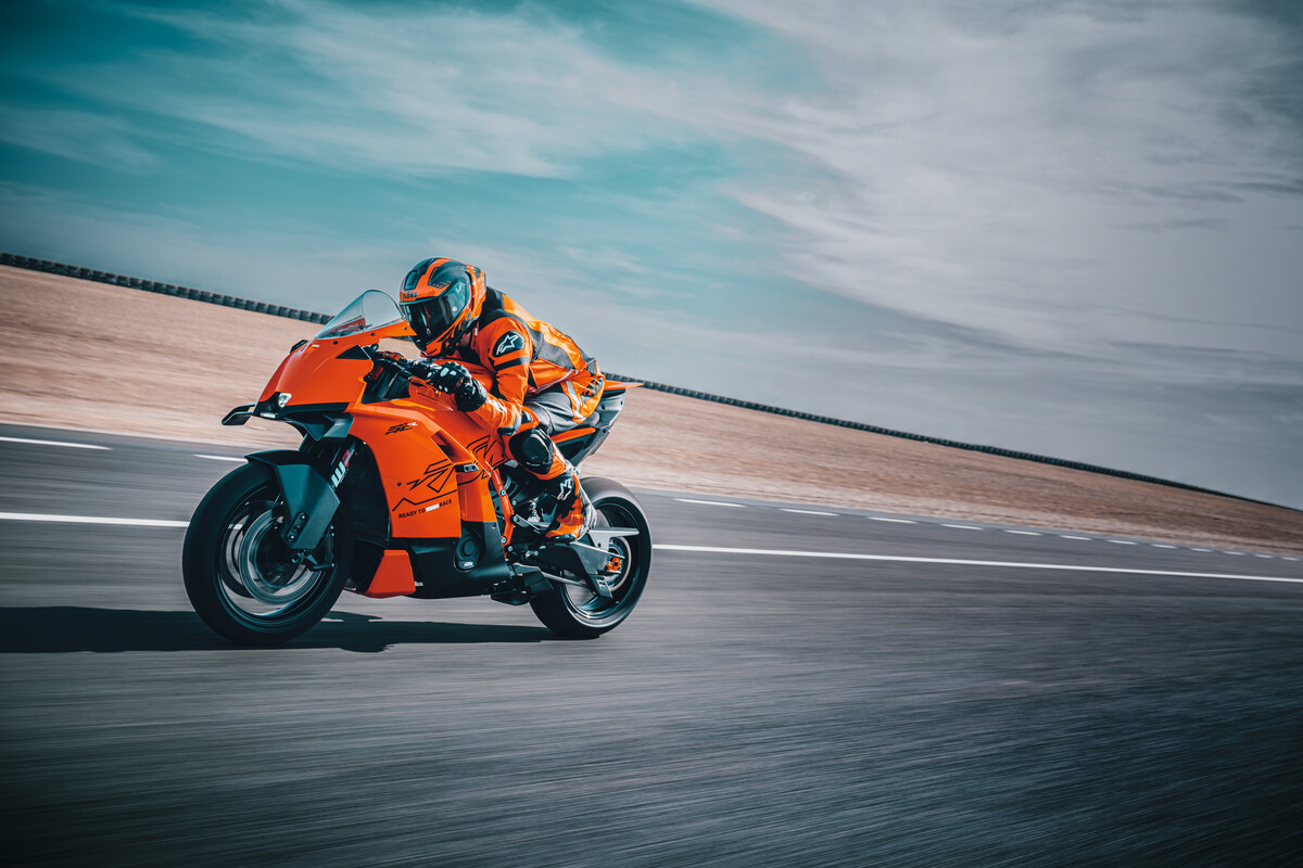 KTM 990 RC R 2026 sur piste