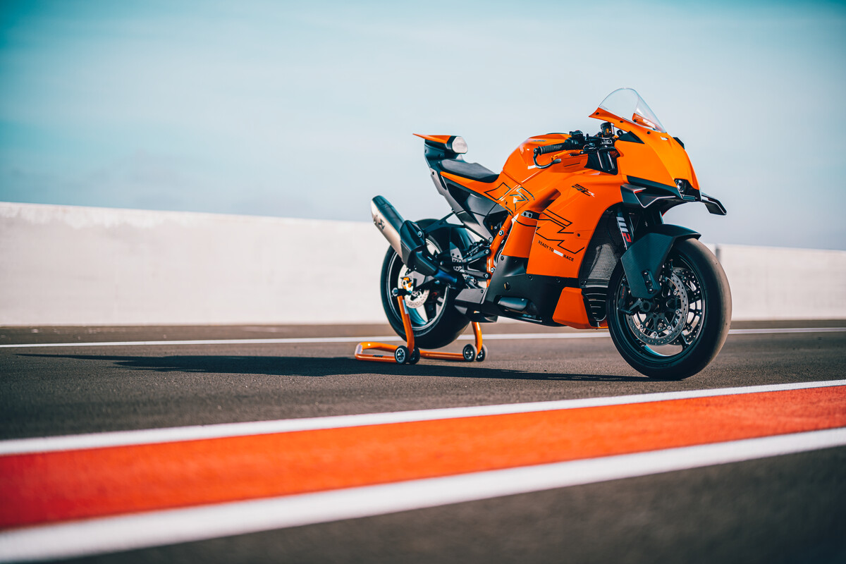 KTM 990 RC R 2026 en statique