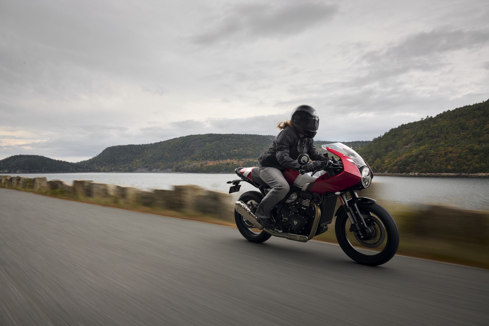 Triumph Thruxton 400 2026 en action Triumph Thruxton 400 2026 en action