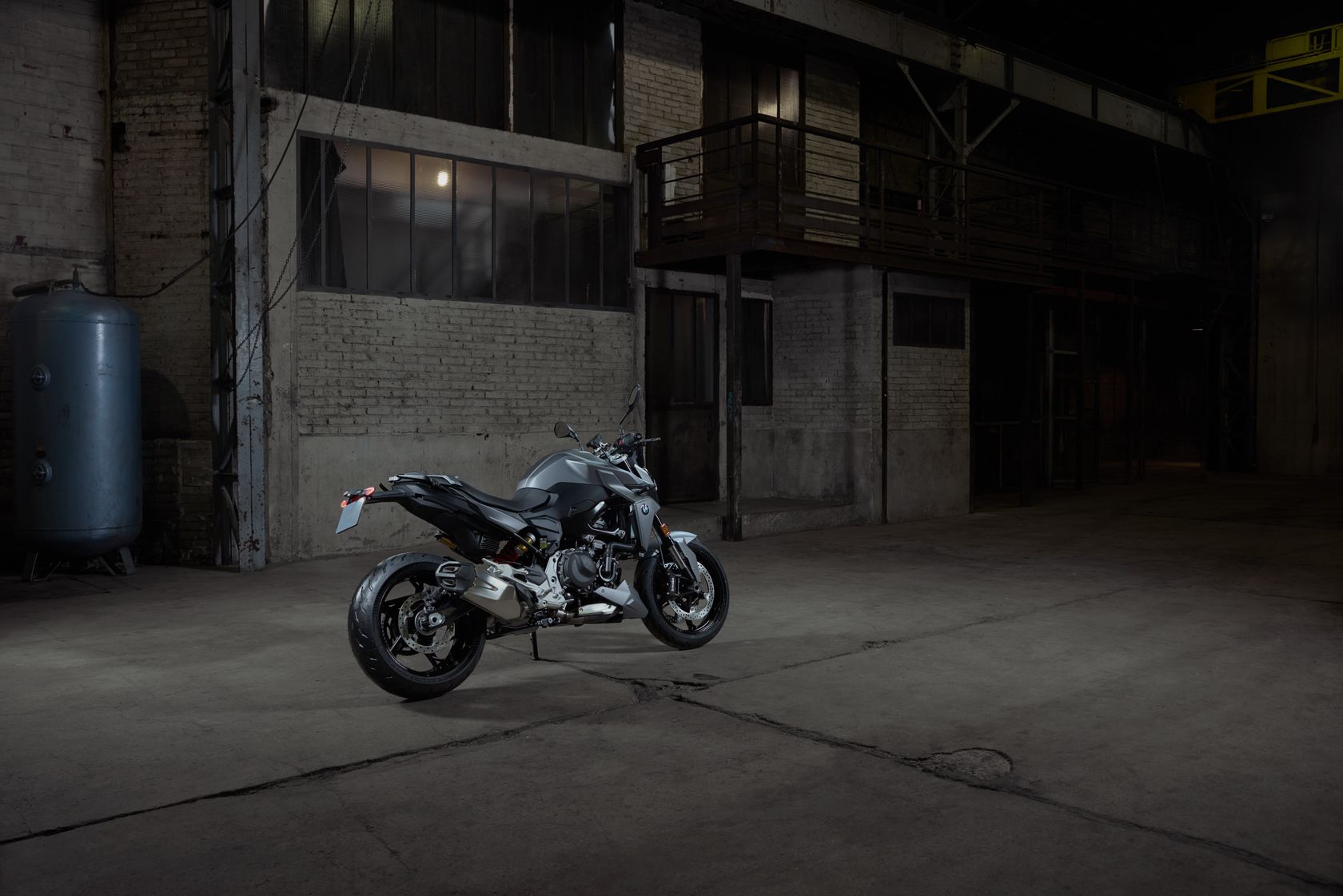 BMW F 900 R 2026 édition spéciale vue arrière droit BMW F 900 R 2026 édition spéciale vue arrière droit