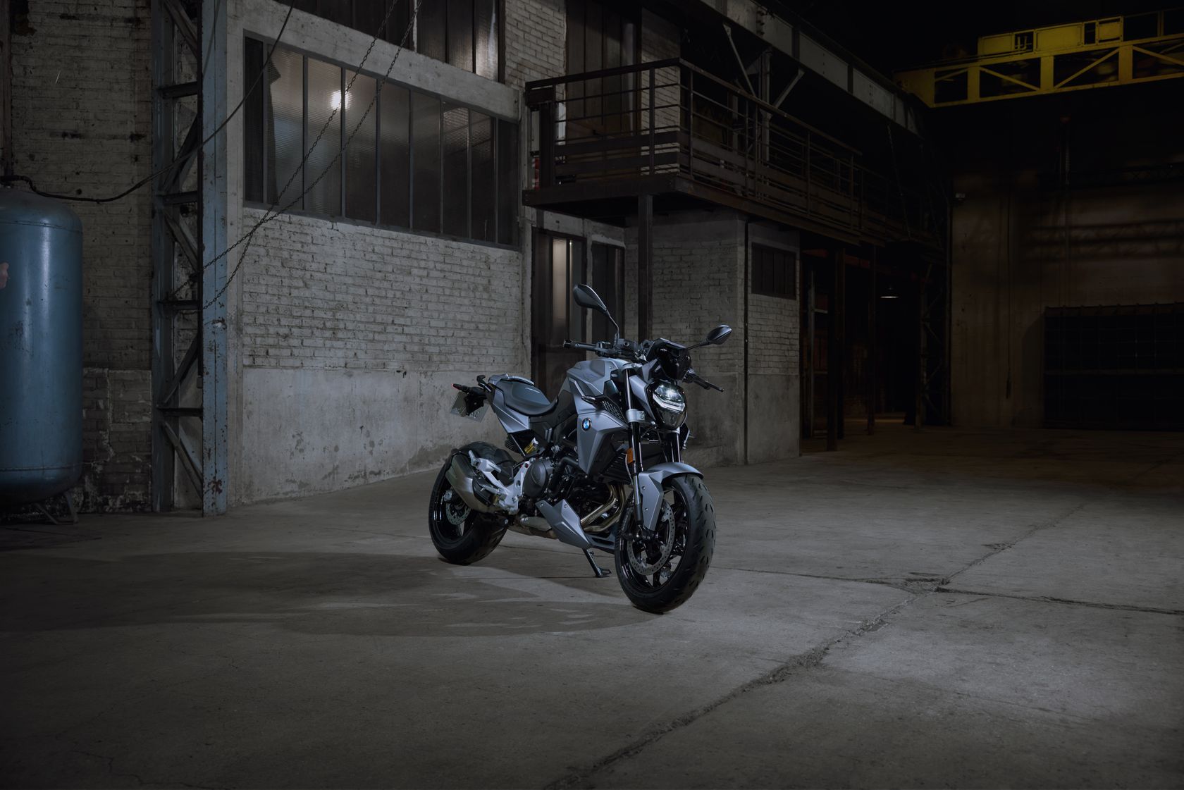 BMW F 900 R 2026 édition spéciale vue avant droit BMW F 900 R 2026 édition spéciale vue avant droit