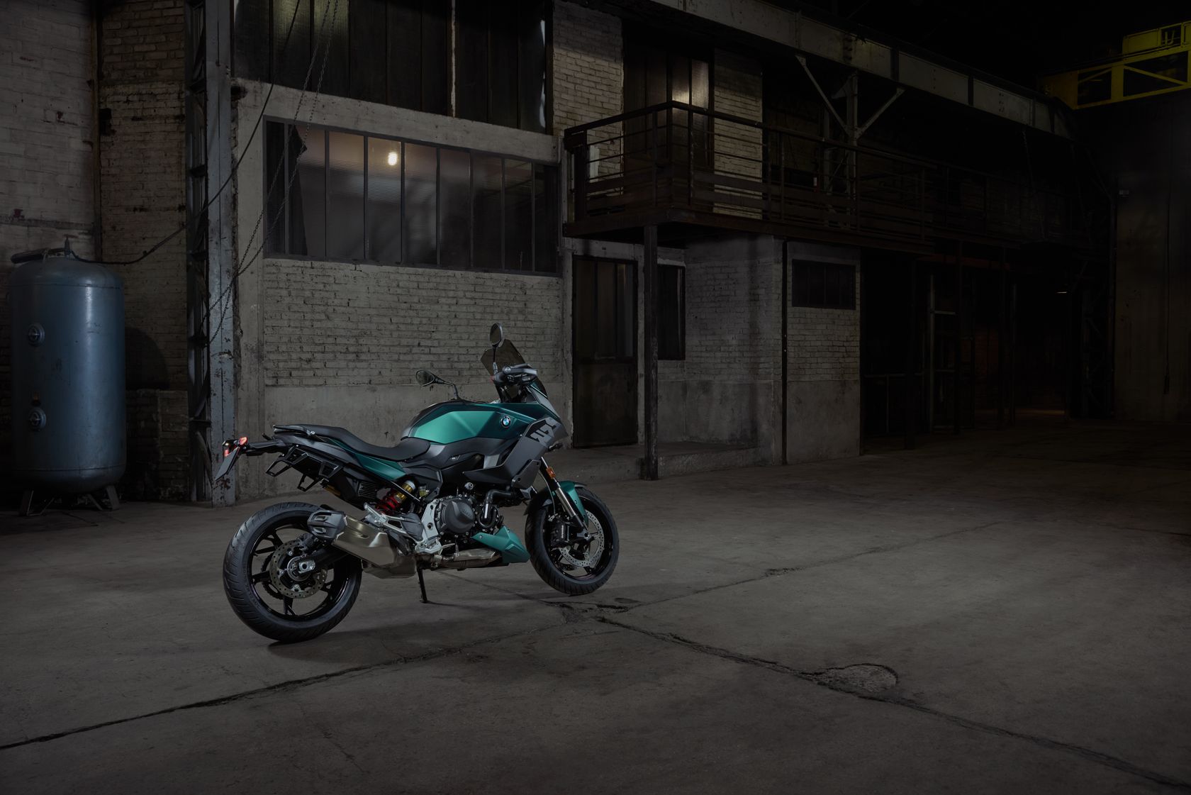 BMW F 900 XR 2026 édition spéciale vue arrière droit BMW F 900 XR 2026 édition spéciale vue arrière droit