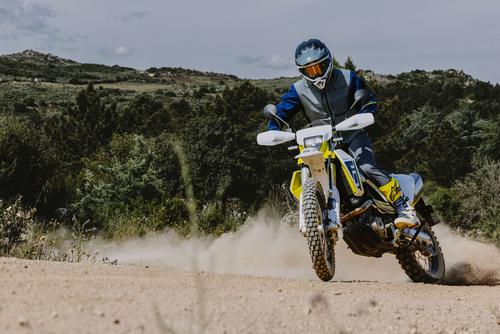 Husqvarna 701 Enduro 2026 en action Husqvarna 701 Enduro 2026 en action