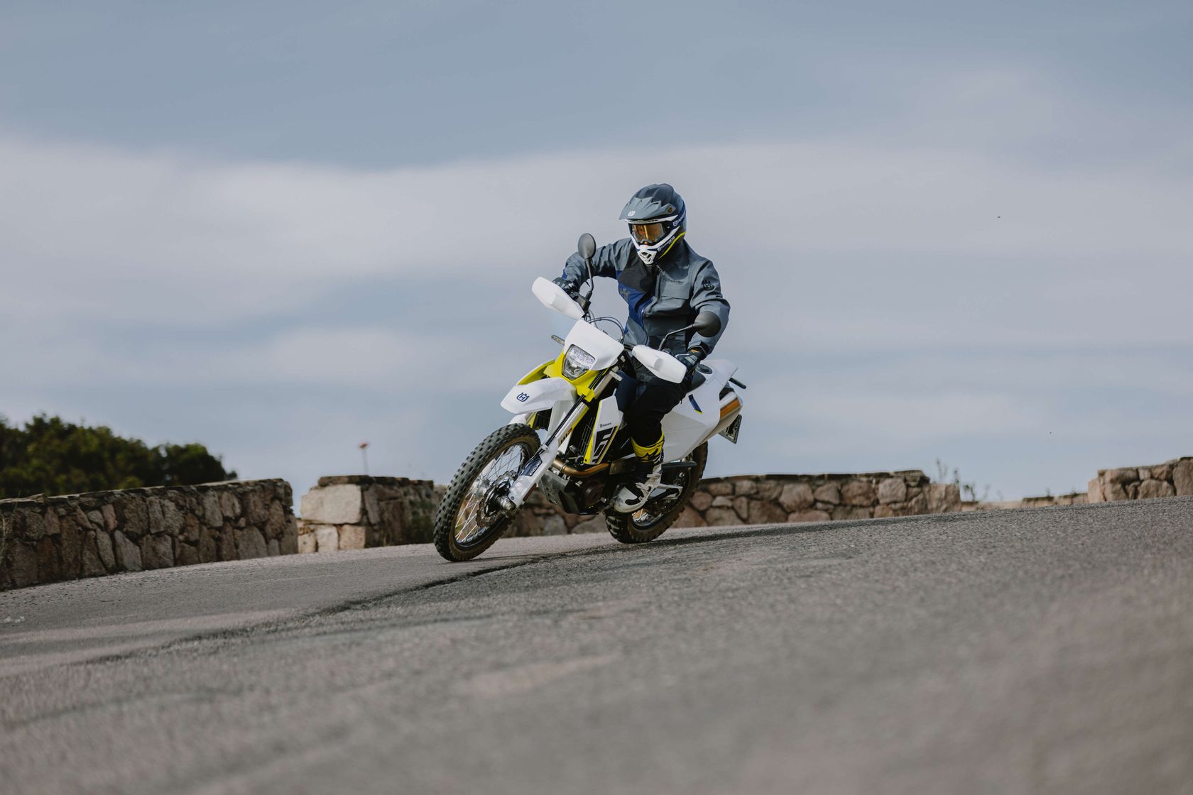 Husqvarna 701 Enduro 2026 sur l'angle Husqvarna 701 Enduro 2026 sur l'angle