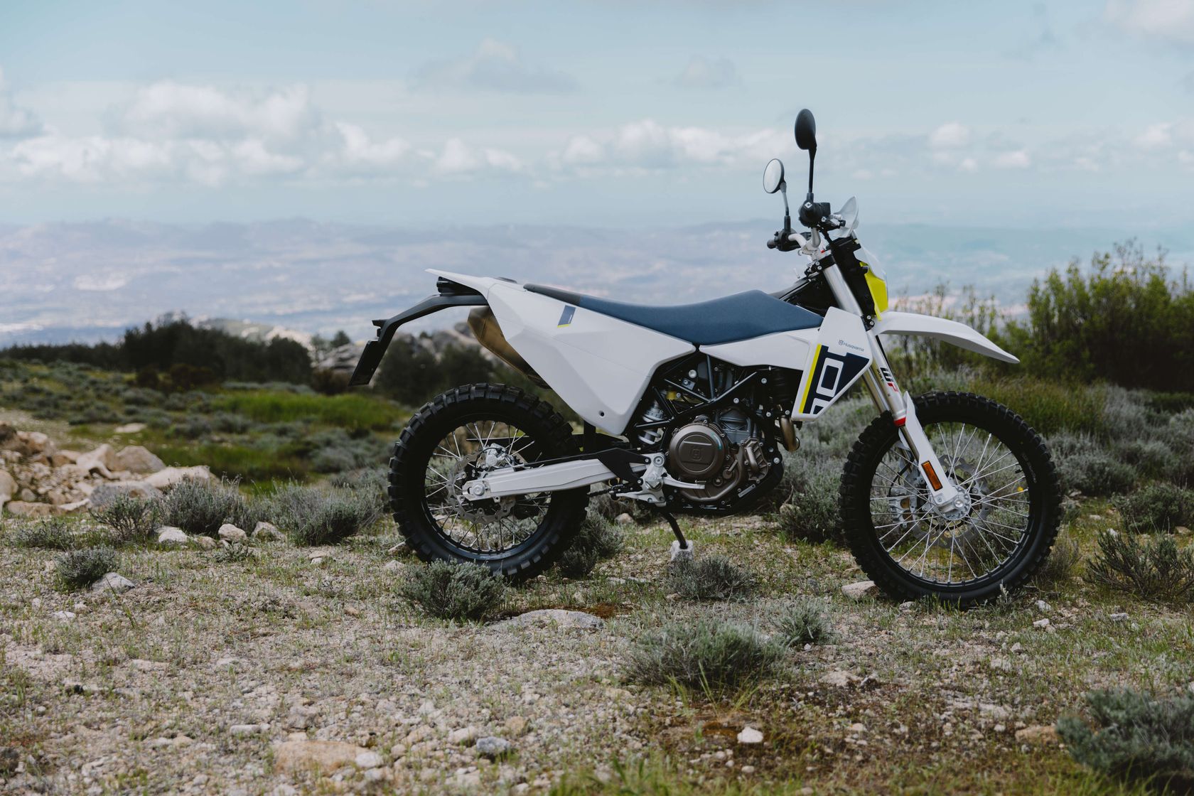 Husqvarna 701 Enduro 2026 de profil Husqvarna 701 Enduro 2026 de profil