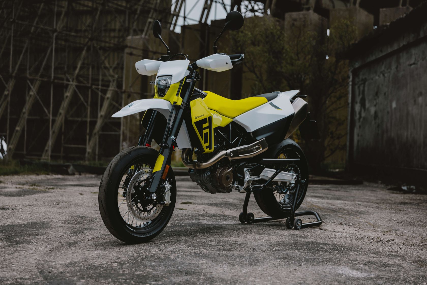 Husqvarna 701 Supermoto 2026 en statique