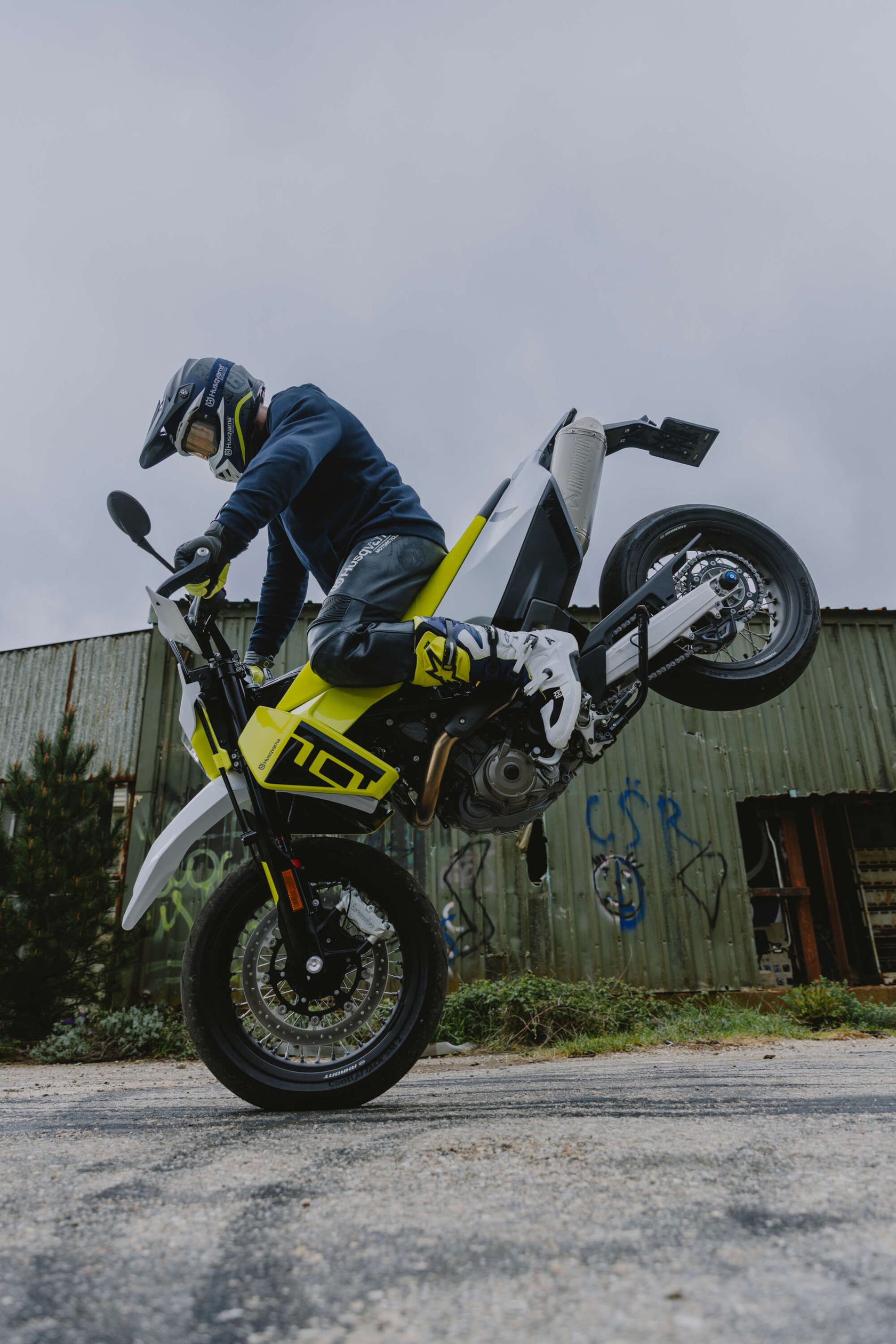 Husqvarna 701 Supermoto 2026 en stoppie