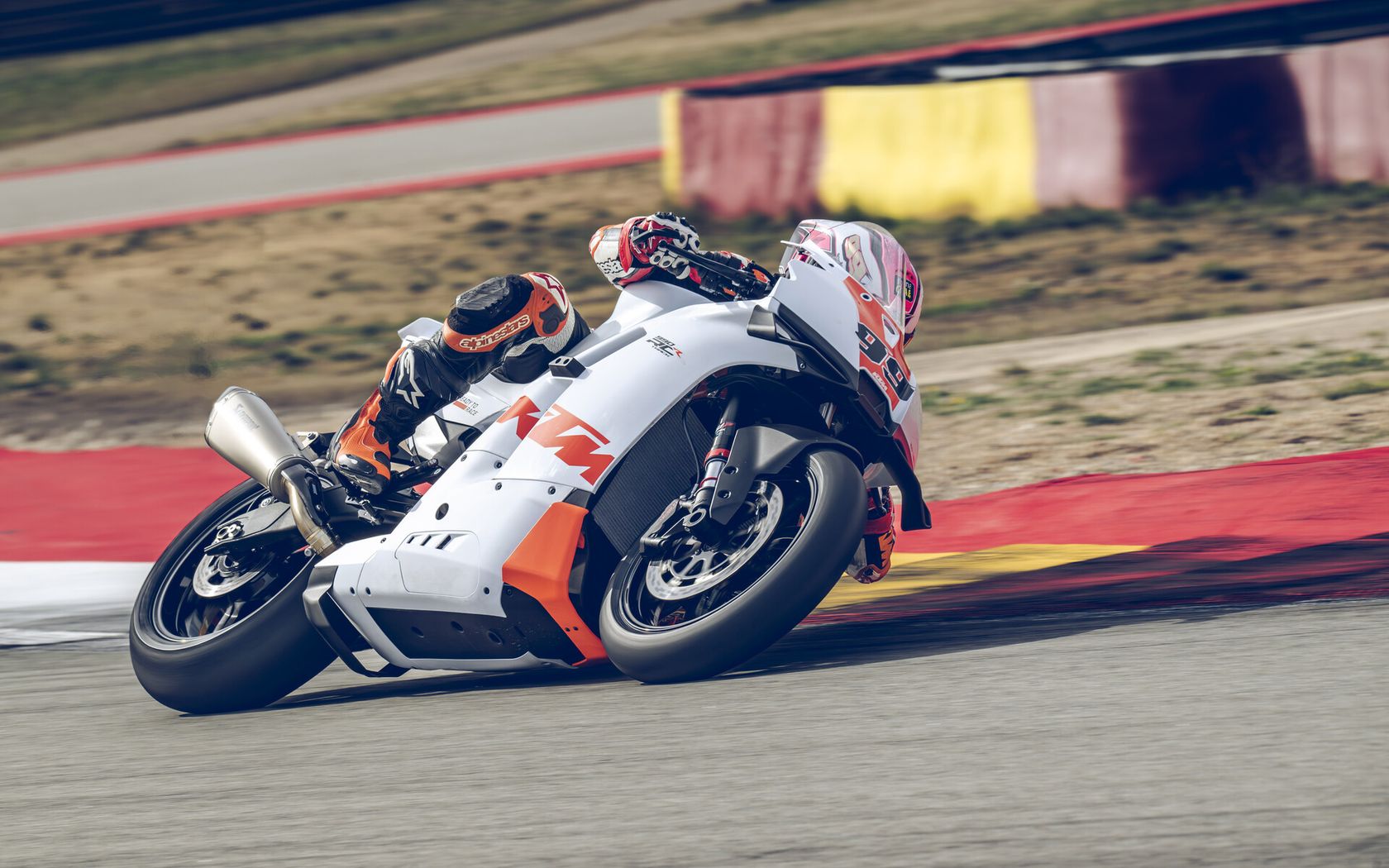 KTM 990 RC R Track 2026 sur l'angle KTM 990 RC R Track 2026 sur l'angle