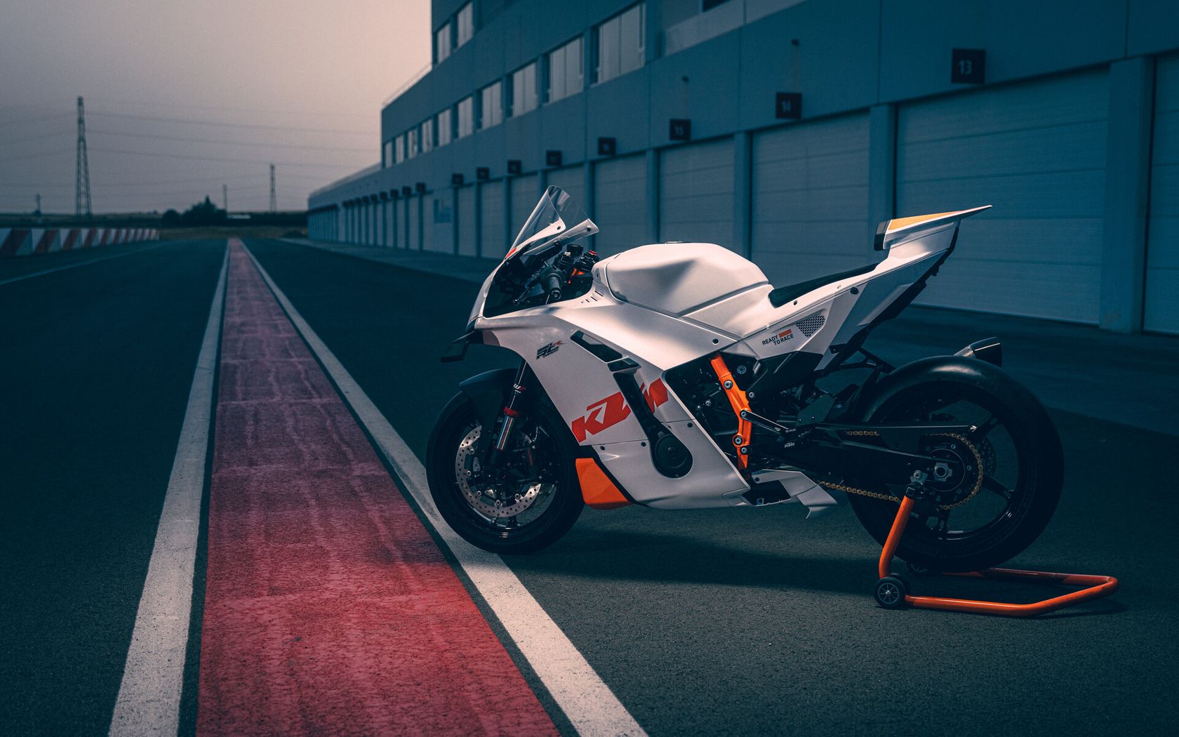 KTM 990 RC R Track 2026 en statique KTM 990 RC R Track 2026 en statique