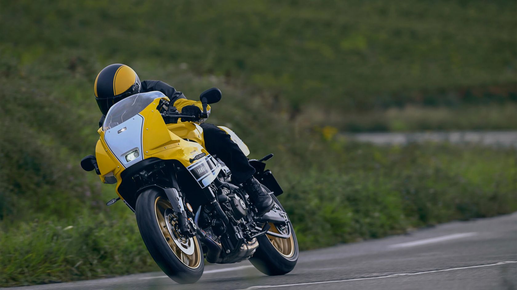 Yamaha XSR900 GP 2026 en action