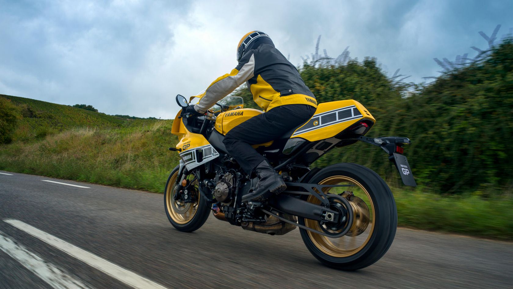 Yamaha XSR900 GP 2026 sur route