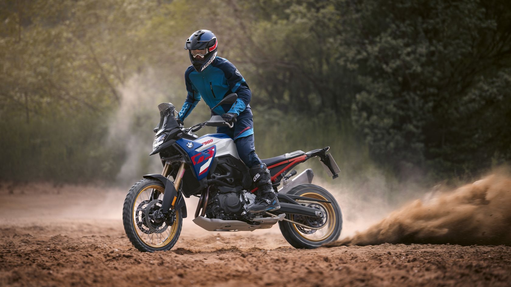 BMW F 900 GS 2026 en action BMW F 900 GS 2026 en action