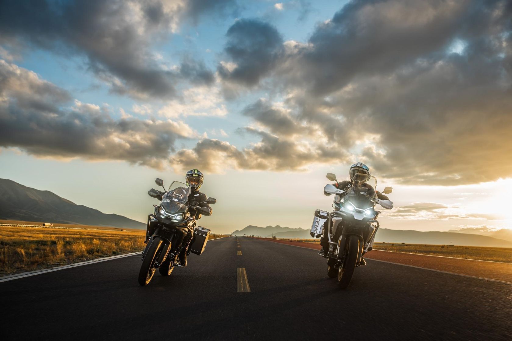 CFMoto 700MT 2026 sur route