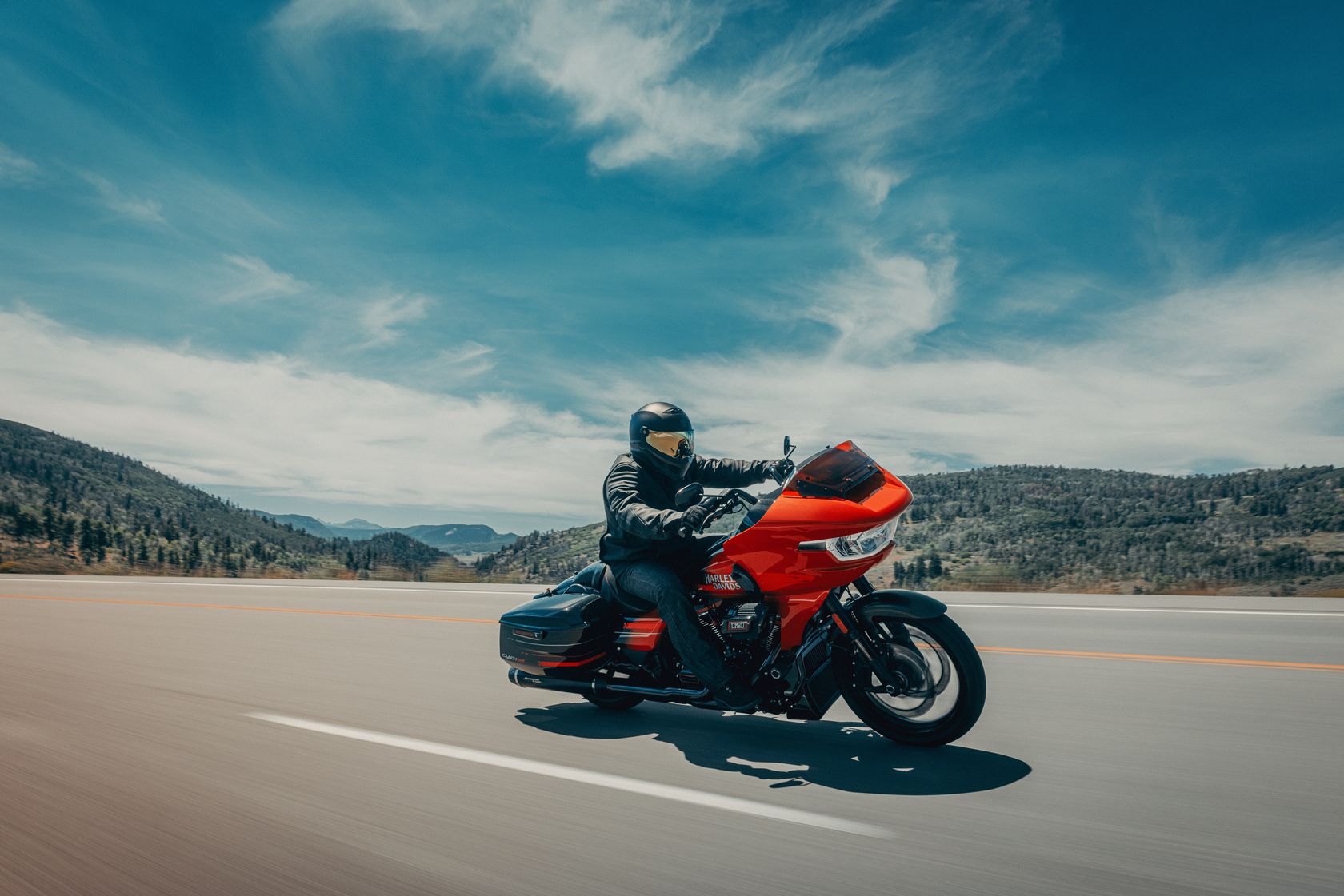 Harley Davidson CVO Road Glide ST 2026 en action