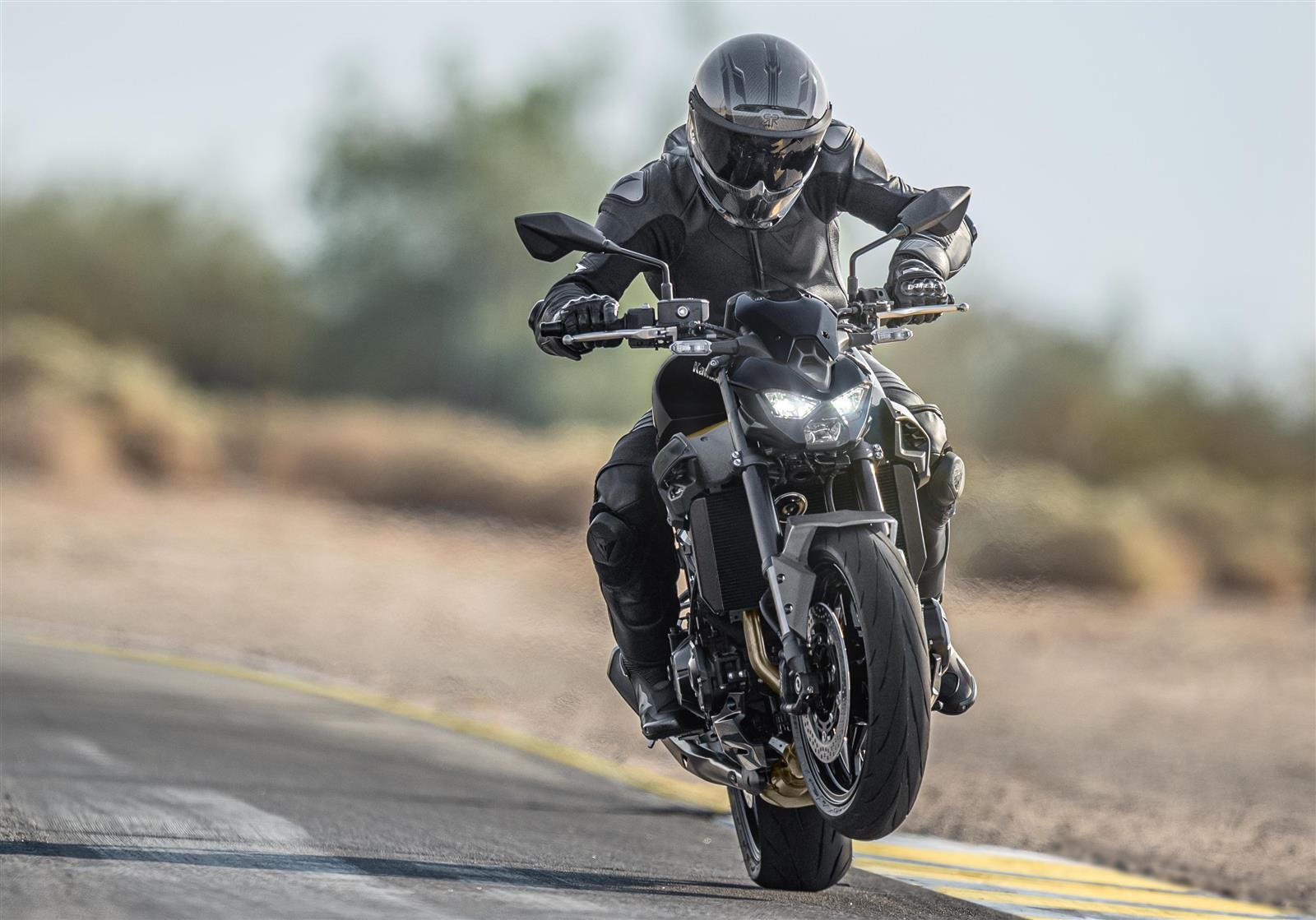Kawasaki Z900 2026 en wheeling