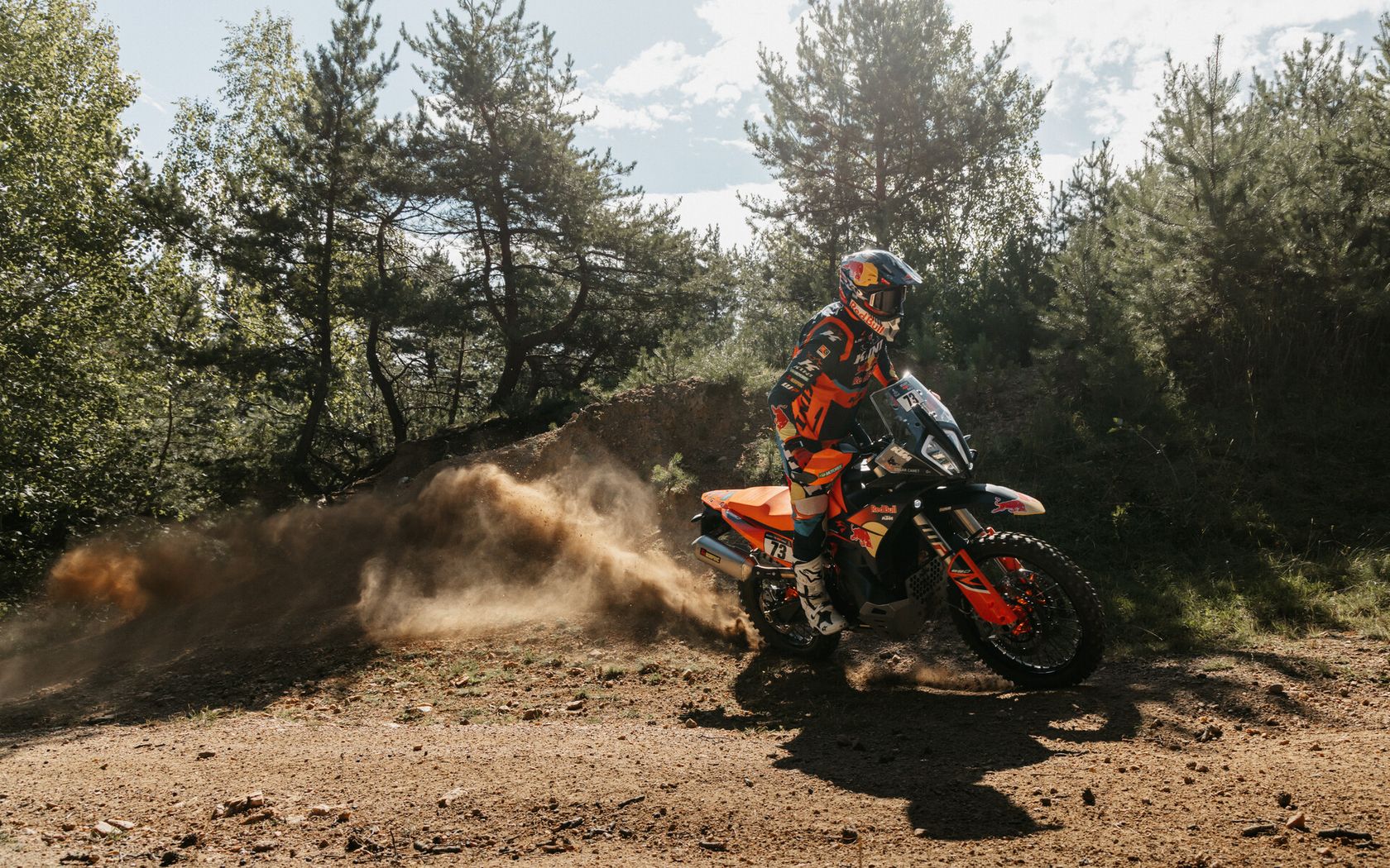 KTM 890 Adventure R Rally 2026 en action KTM 890 Adventure R Rally 2026 en action