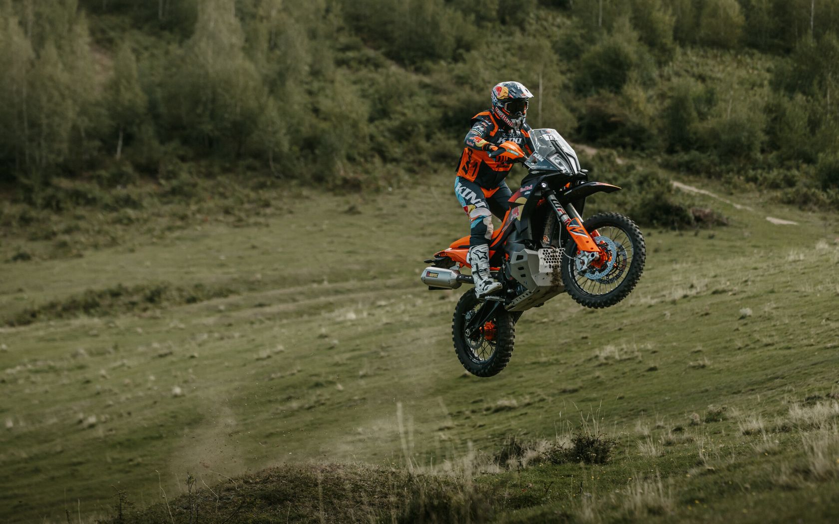 KTM 890 Adventure R Rally 2026 en wheeling KTM 890 Adventure R Rally 2026 en wheeling