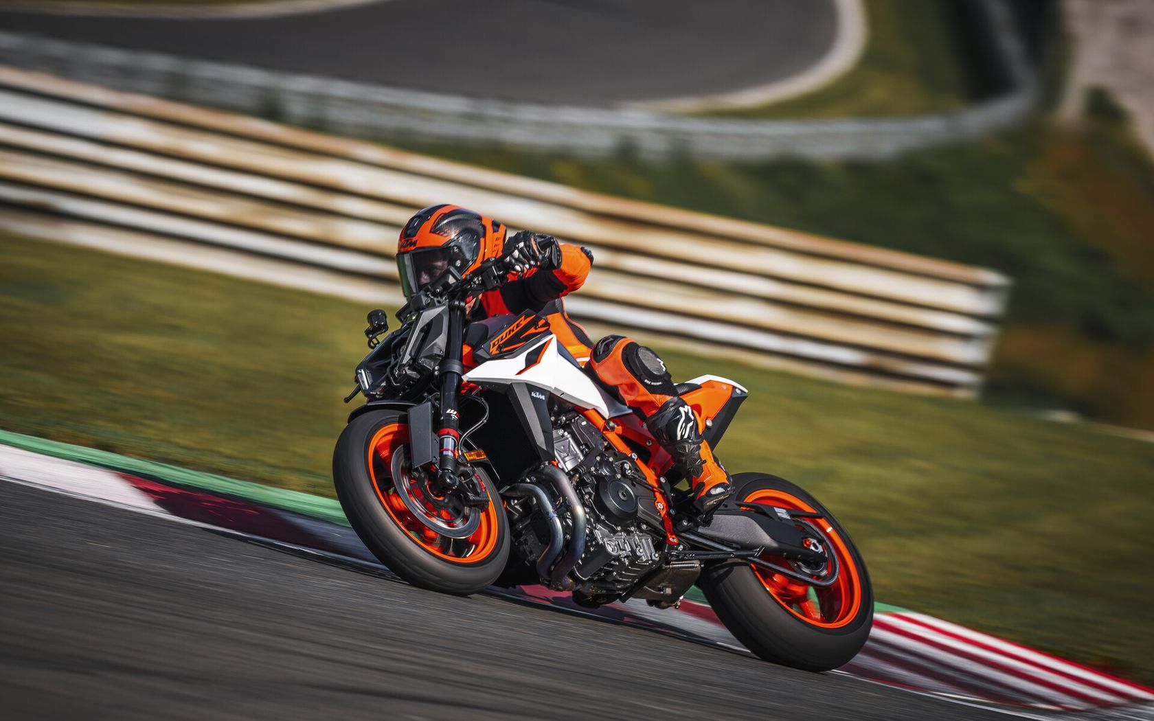 KTM 990 Duke R 2026 sur l'angle