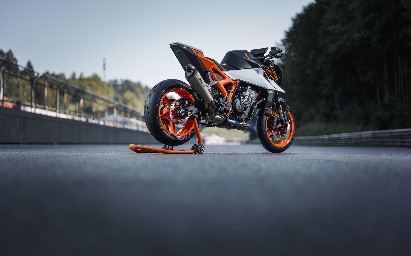 KTM 990 Duke R 2026 vue arrière droit