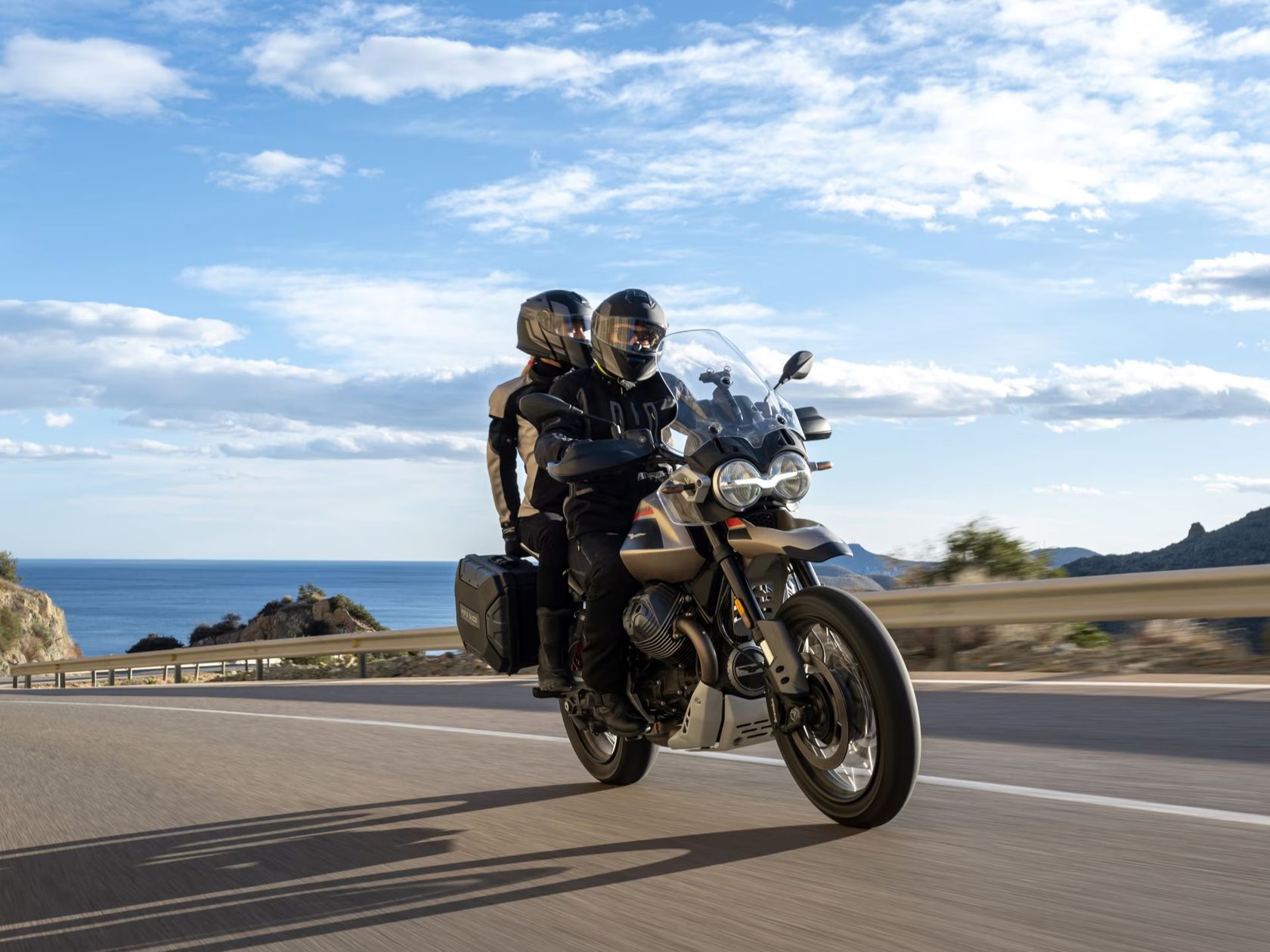 Moto-Guzzi V85 TT Travel 2026 en duo
