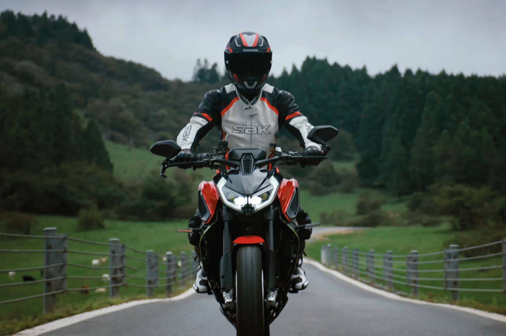 QJMotor SRK 921 2026 en action