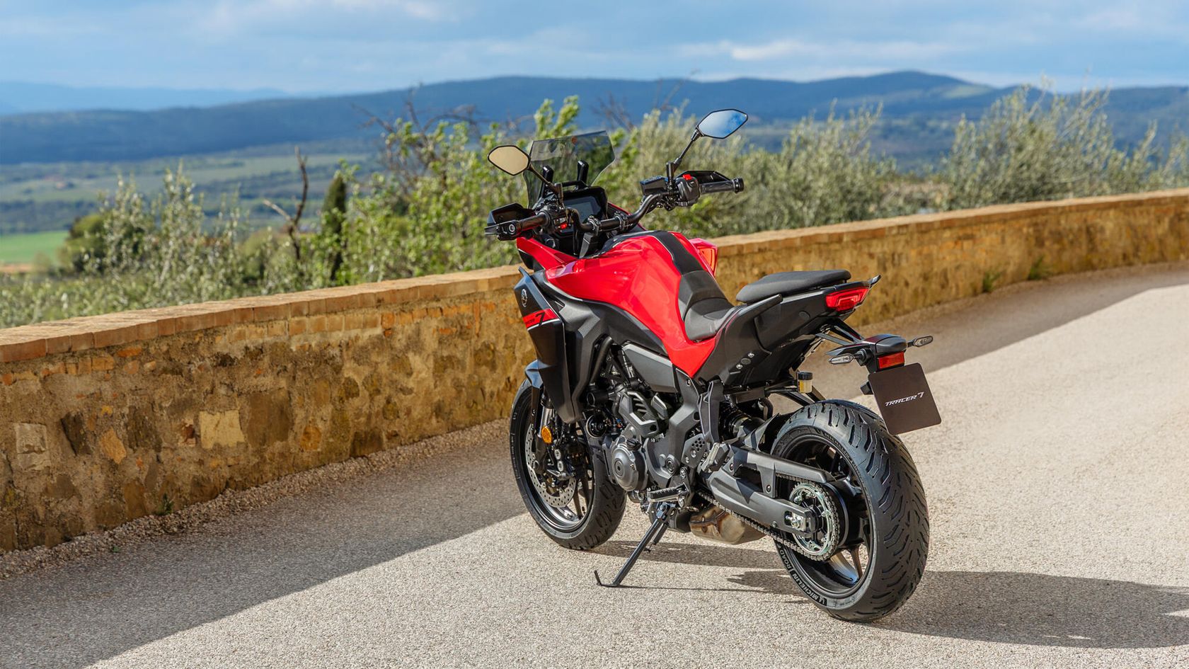 Yamaha Tracer 7 2026 vue arrière gauche Yamaha Tracer 7 2026 vue arrière gauche