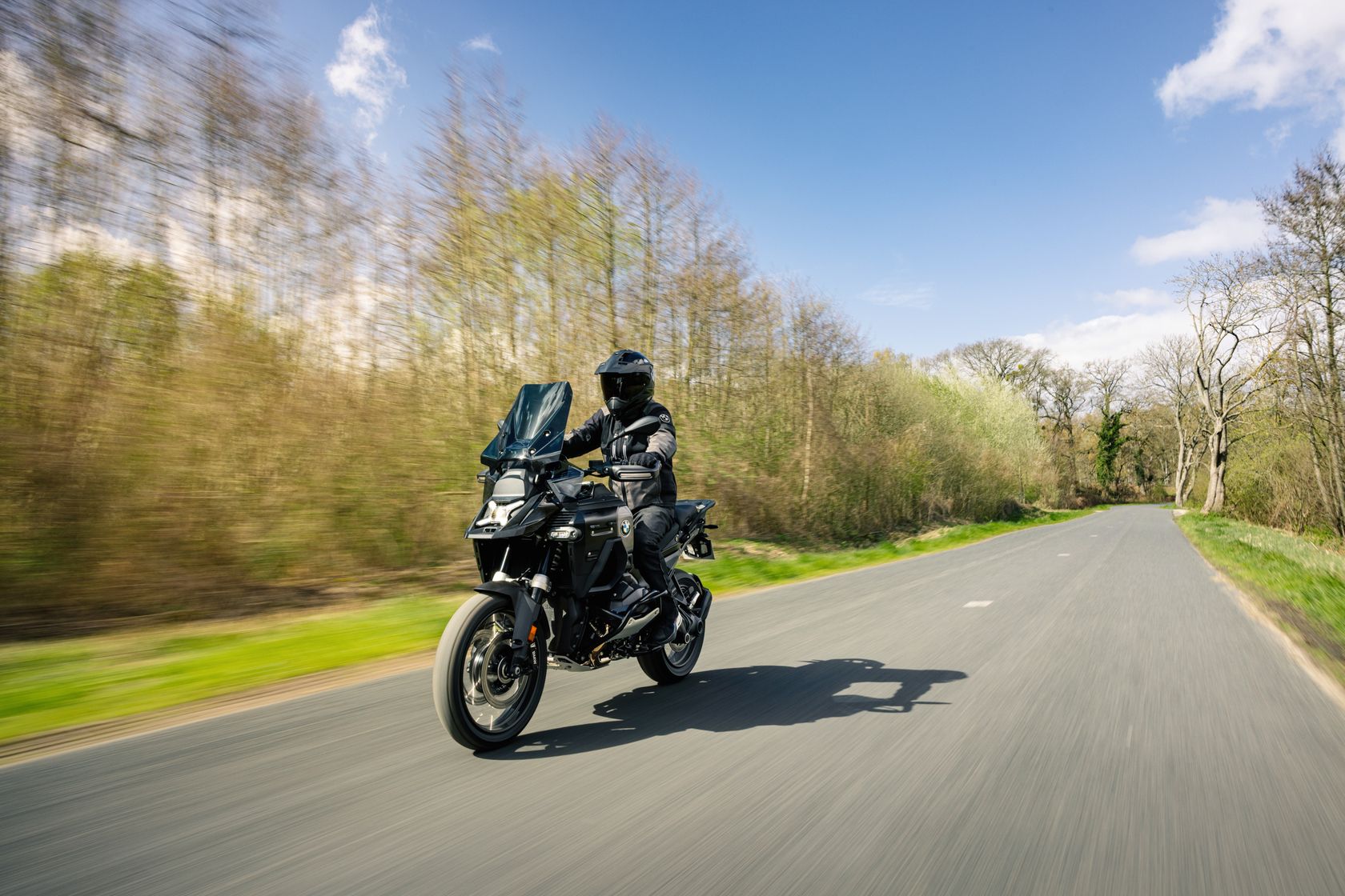 BMW R 1300 GSA Dark Edition 2026 en action BMW R 1300 GSA Dark Edition 2026 en action