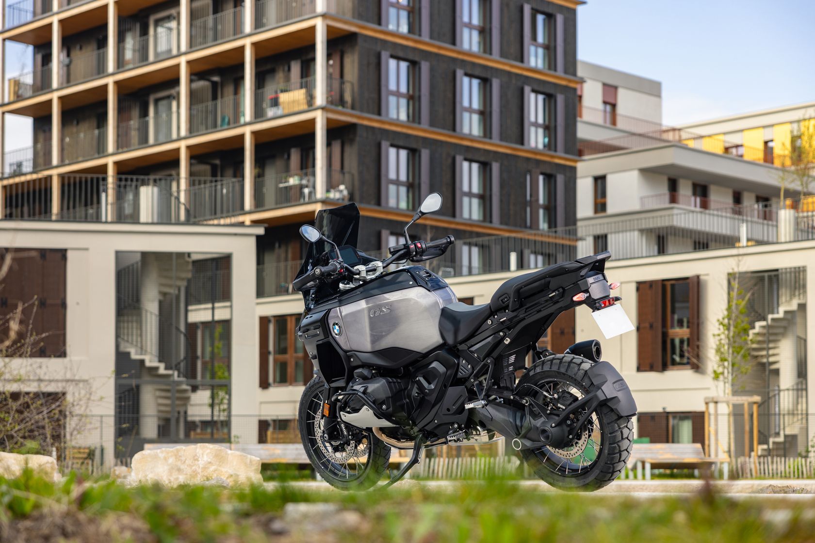 BMW R 1300 GSA Dark Edition 2026 vue arrière gauche BMW R 1300 GSA Dark Edition 2026 vue arrière gauche