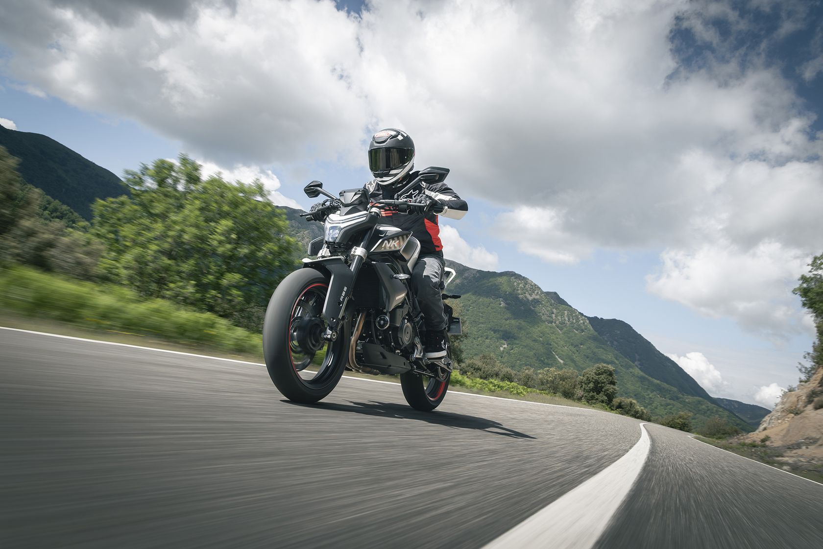 CFMoto 450NK 2026 en action