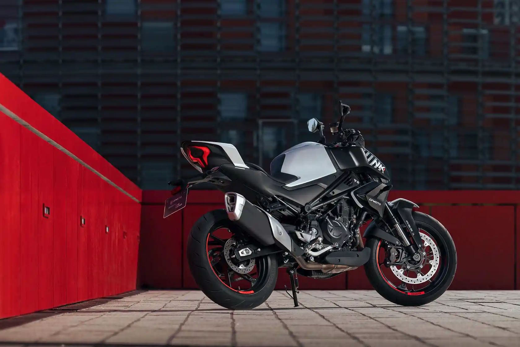 CFMoto 450NK 2026 vue arrière droit