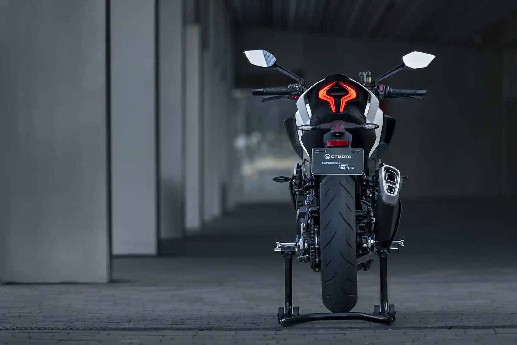 CFMoto 450NK 2026 vue de derrière