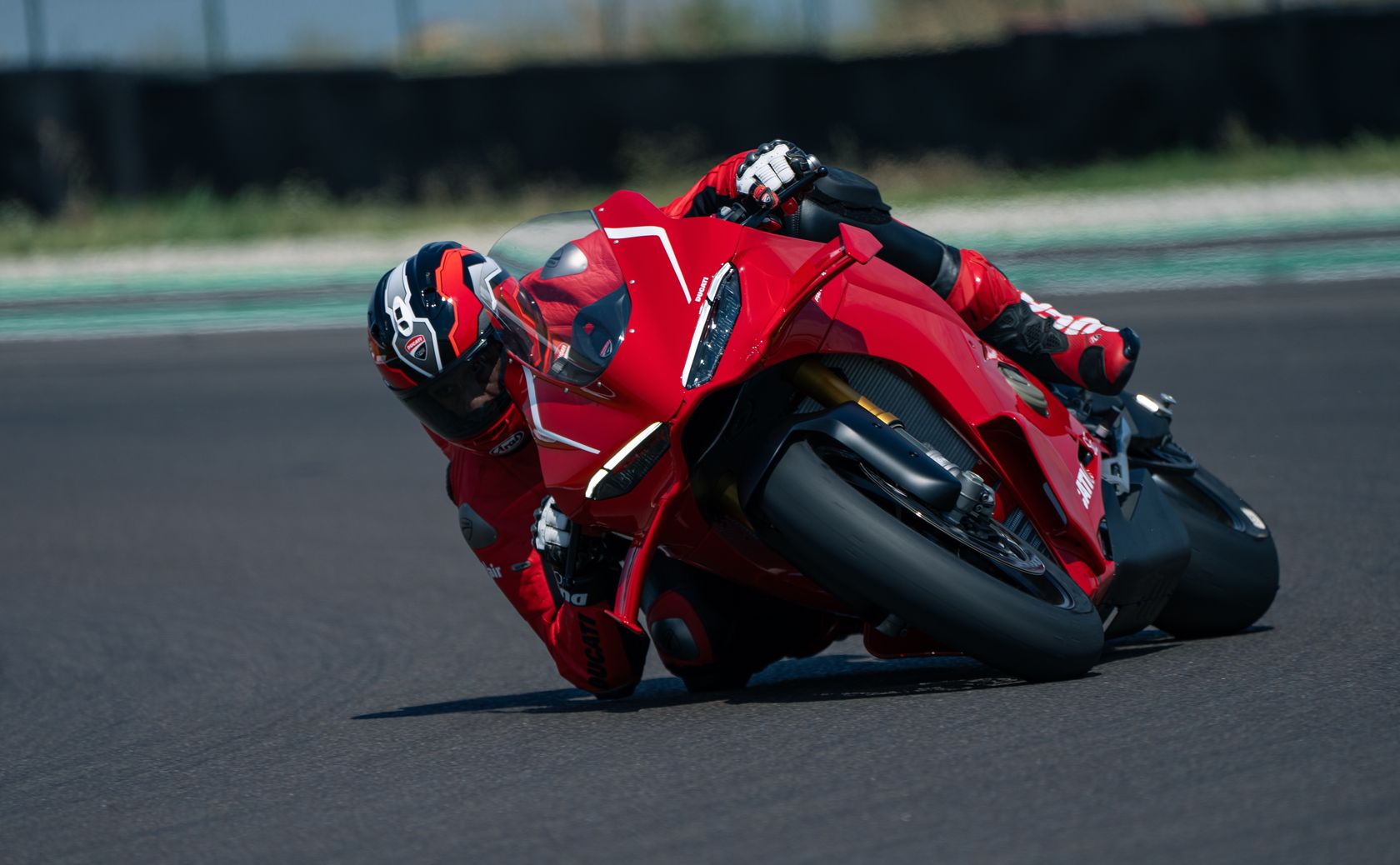 Ducati Panigale V4 R 2026 en action Ducati Panigale V4 R 2026 en action