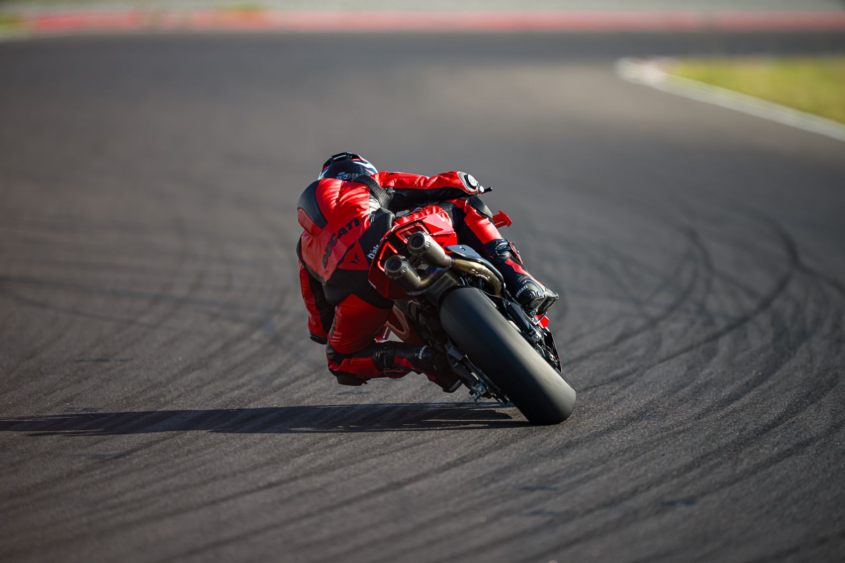 Ducati Panigale V4 R 2026 vue de derrière Ducati Panigale V4 R 2026 vue de derrière