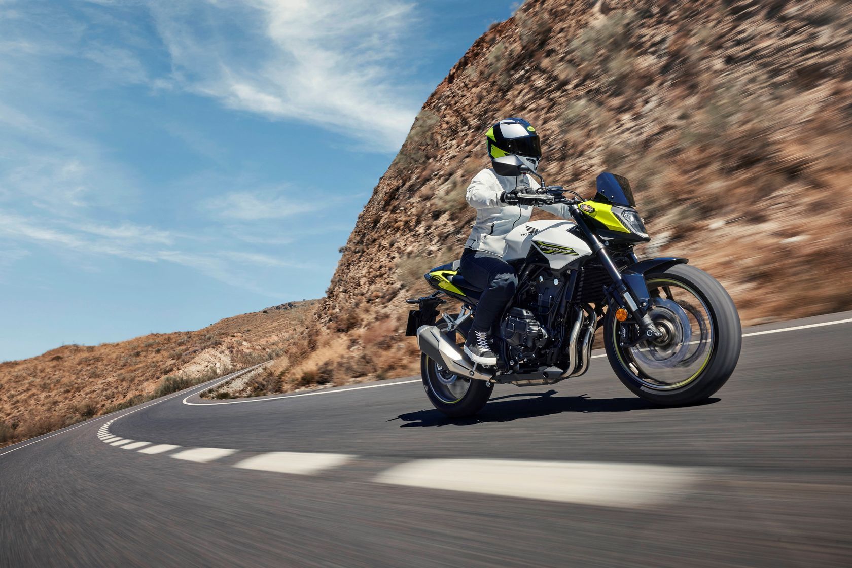 Honda CB500 Hornet 2026 en action