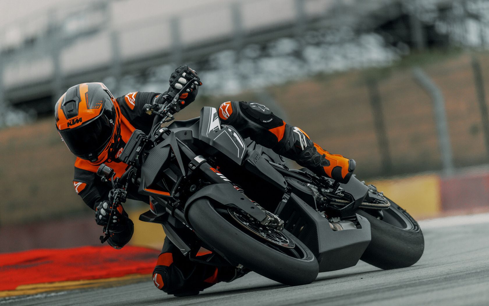 KTM 1390 Super Duke RR Track 2026 sur l'angle