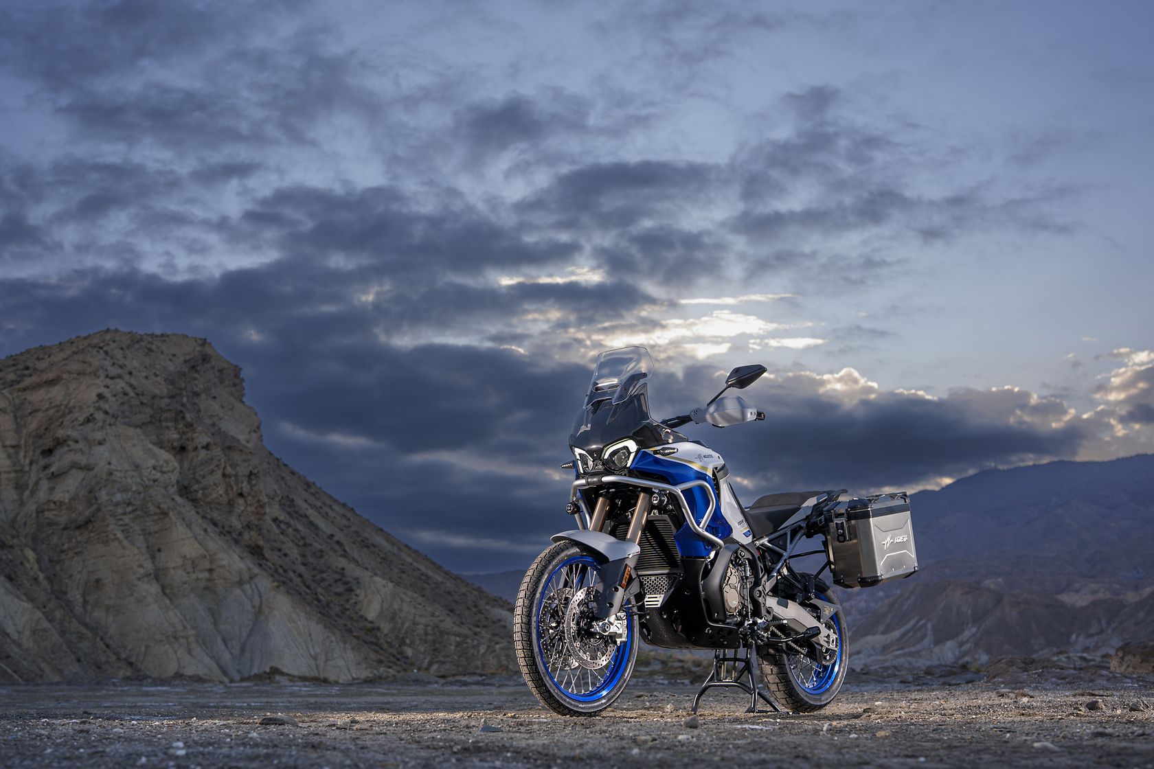 MV Agusta Enduro Veloce 2026 vue avant gauche MV Agusta Enduro Veloce 2026 vue avant gauche