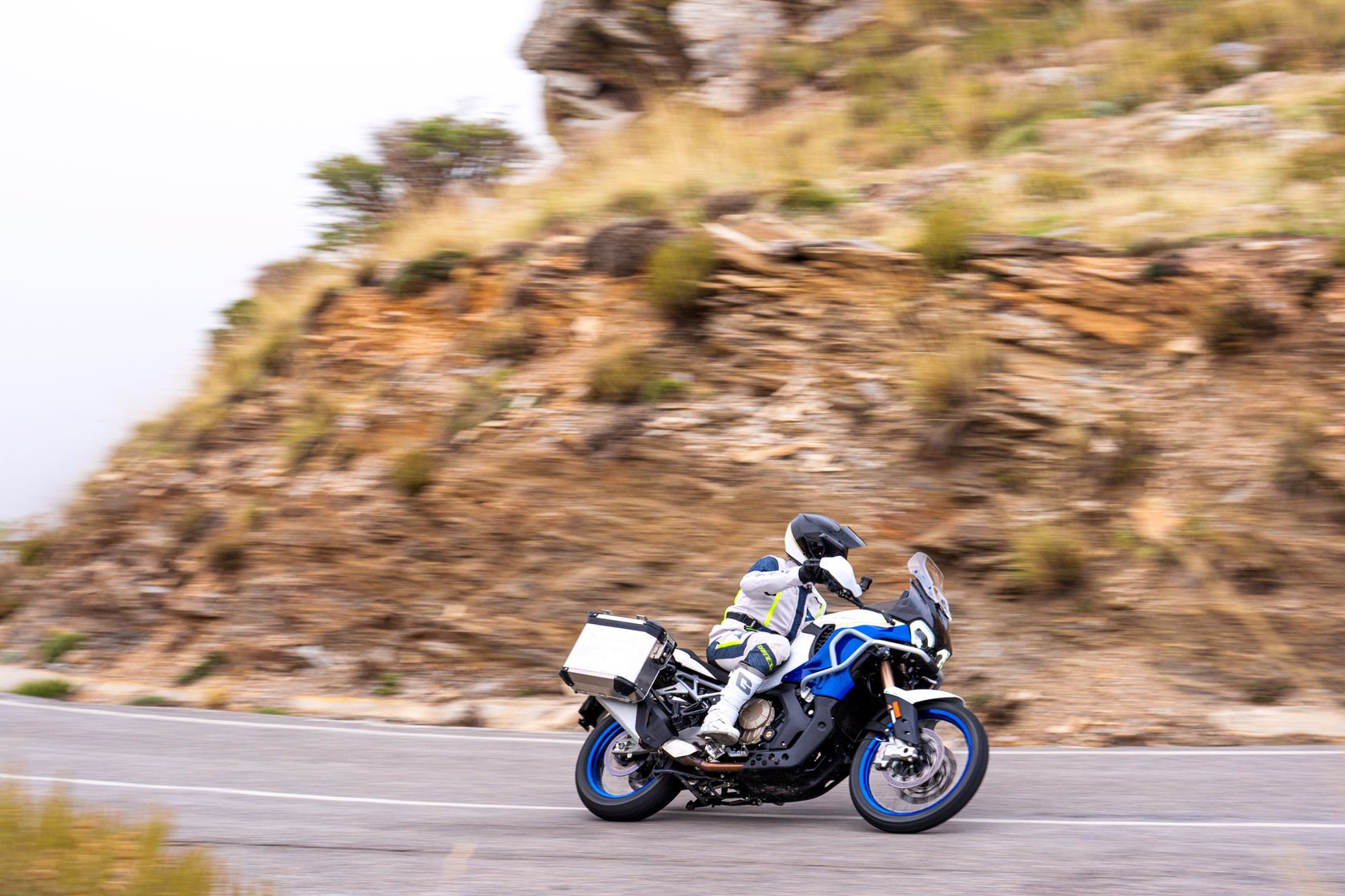 MV Agusta Enduro Veloce 2026 sur route MV Agusta Enduro Veloce 2026 sur route