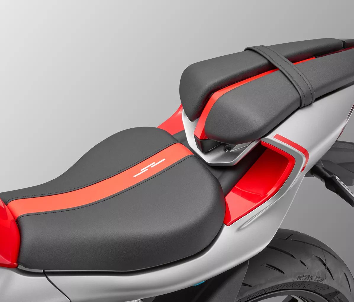 Selle QJMotor SRK 421 RR 2026