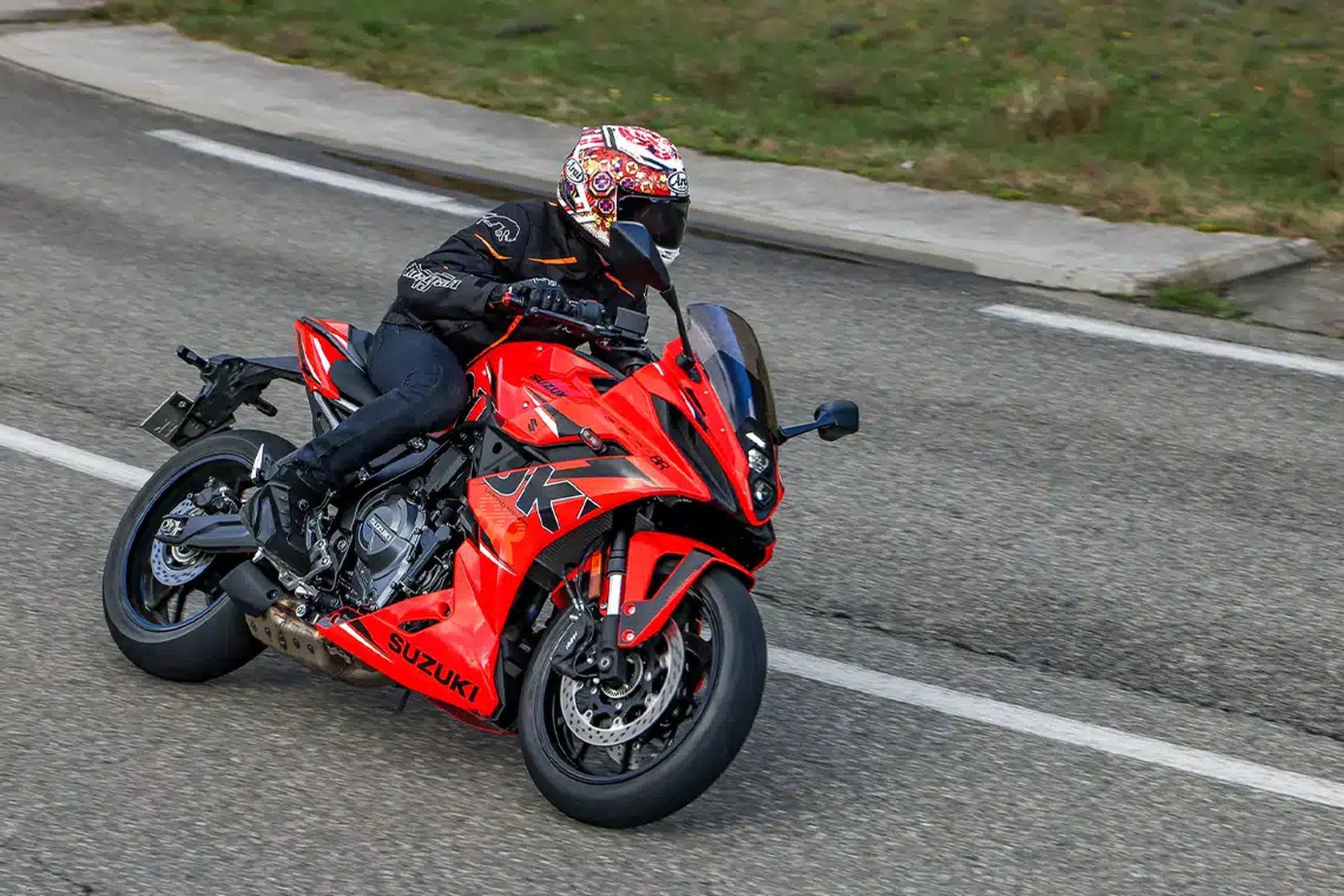 Suzuki GSX-8R édition anniversaire en action Suzuki GSX-8R édition anniversaire en action