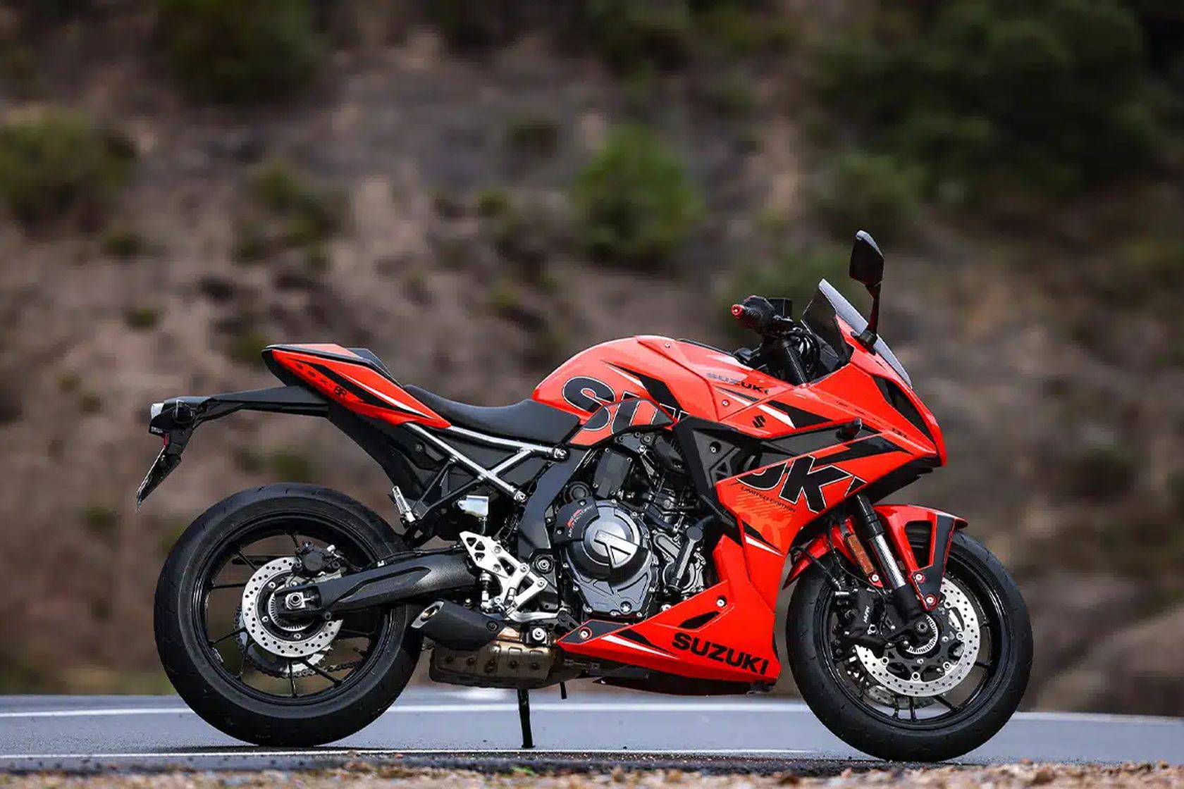 Suzuki GSX-8R édition anniversaire vue de profil Suzuki GSX-8R édition anniversaire vue de profil