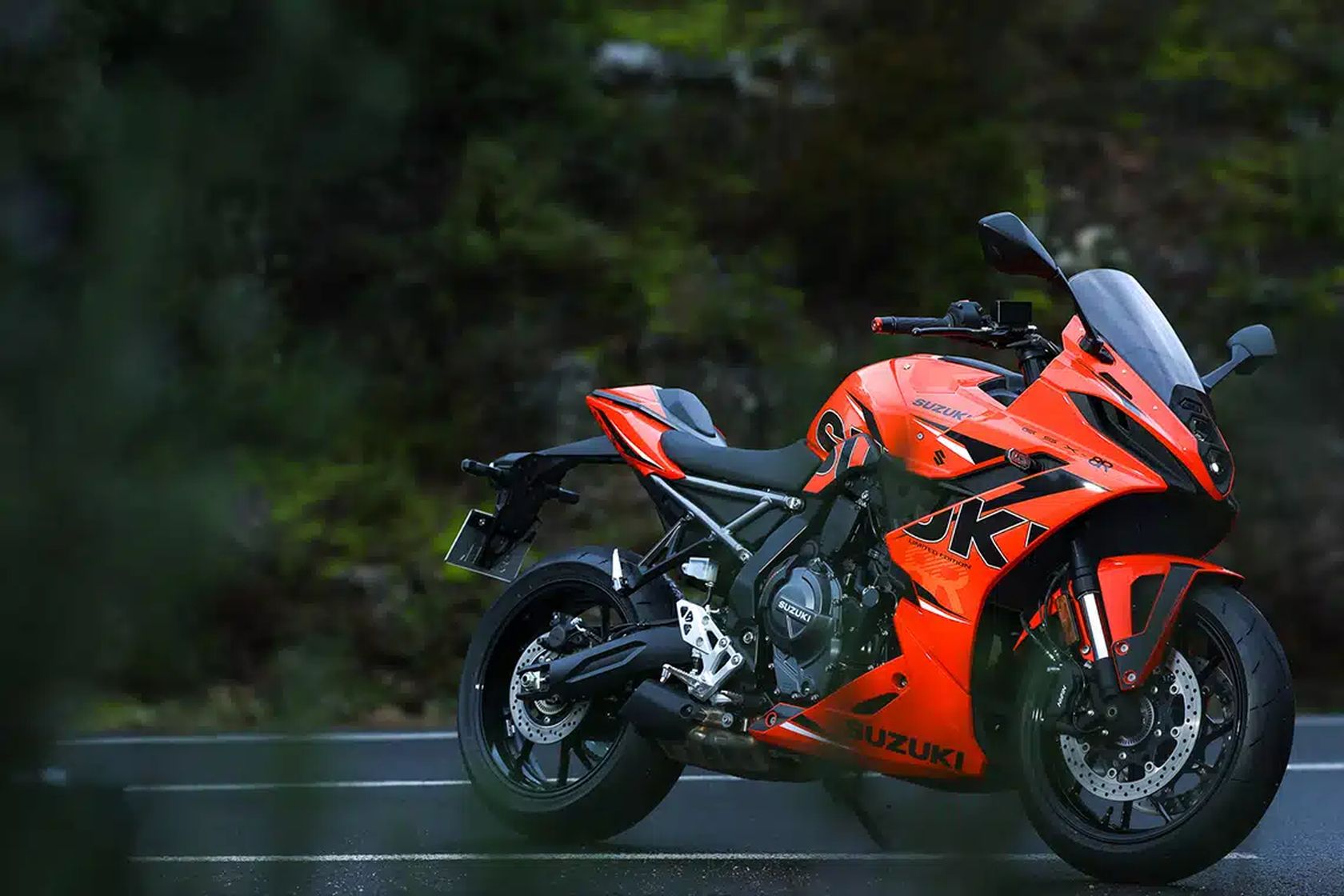 Suzuki GSX-8R édition anniversaire en statique Suzuki GSX-8R édition anniversaire en statique