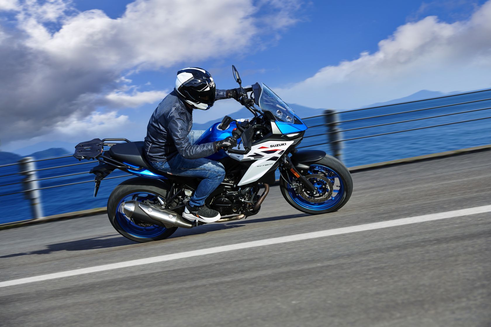 Suzuki SV-7GX 2026 sur l'angle